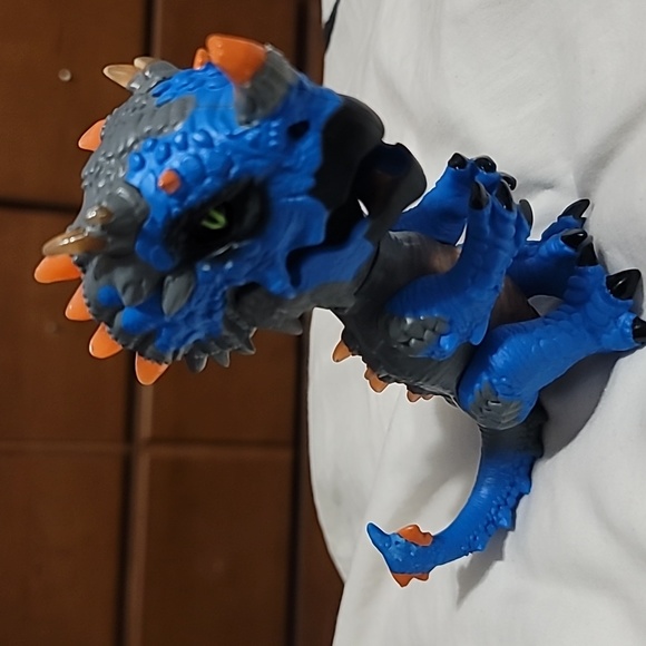 Wow Wee Untamed Radioactive Triceratops - Rampage (Blue) - Interactive Toy - Picture 3 of 8